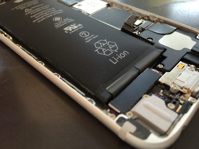バッテリーが膨らむ兆しを発見したら Iphoneのバッテリーを交換して直そう Iphone修理 専門店 スマップルグループ