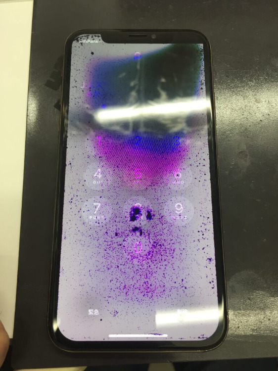 紫色のインクが飛び散ったようなiPhoneX