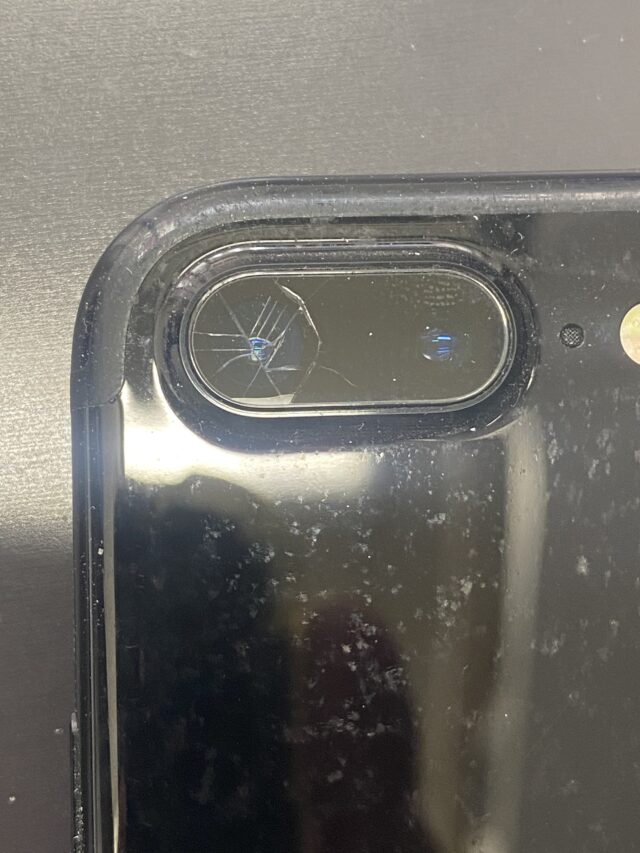 iPhone7Plusカメラの表面のガラス割れ