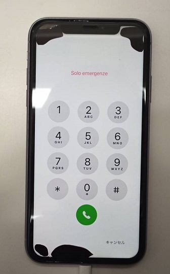 画面故障の液晶漏れによって画面に黒いシミが現れたiPhone11画像