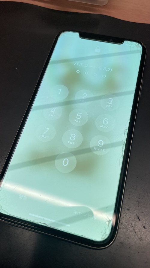 iPhoneXS　修理前　画面が緑色
