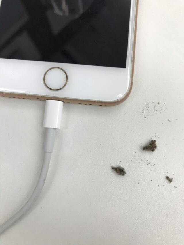 iPhone8充電口清掃作業