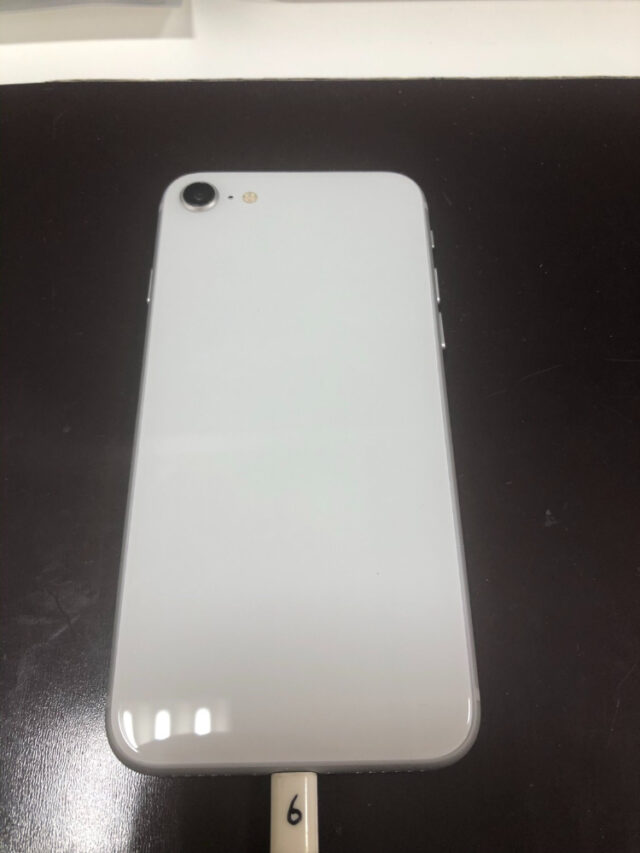 iPhone8背面ガラス修理