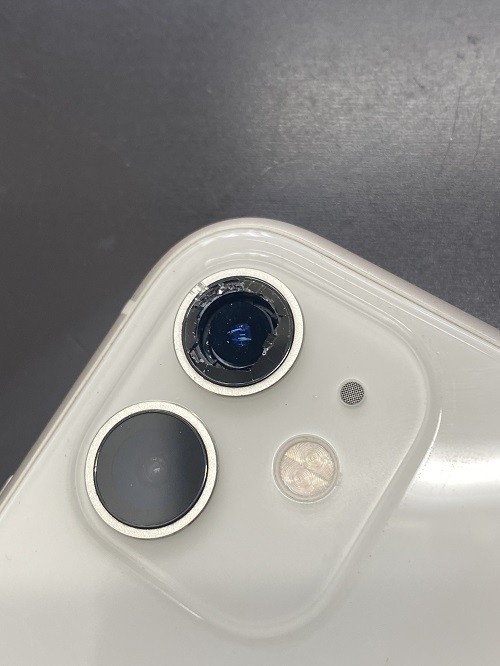 iPhone11カメラ表面のガラス割れ