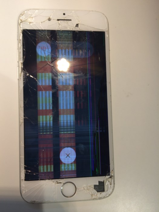 ガラスが割れて正常ではなくなったiphoneの画面と液晶の異常 Iphone修理 専門店 スマップルグループ