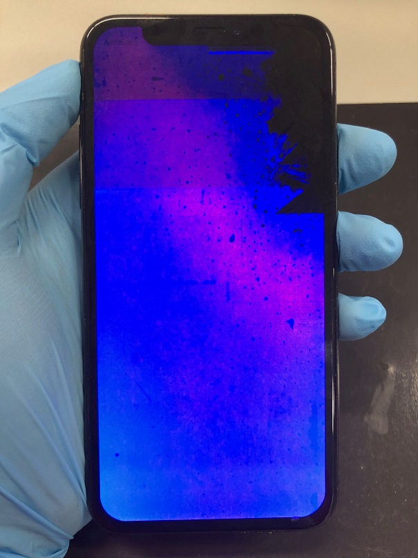 iPhoneの液晶が青紫に発光しています。